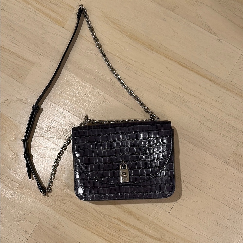 Elegant Black Croc-Embossed Chain Bag